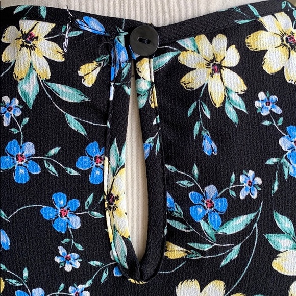 Sleeveless Floral Top 🌸 - Picture 5 of 6